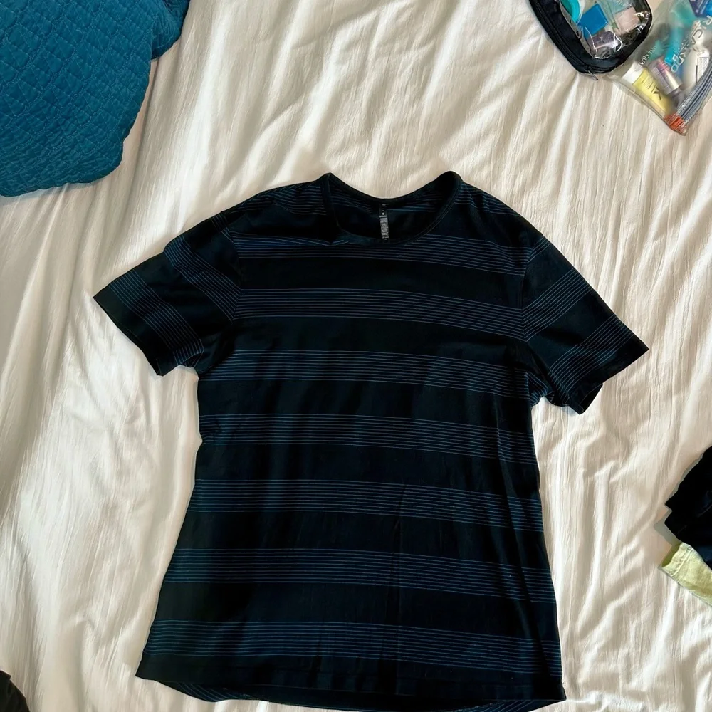 Lululemon size XL Striped and Solid T-Shirts Bundle of 4 - Picture 12 of 15
